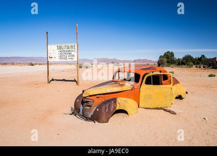 Vecchia auto rottamata sinistra in solitario sul deserto del Namib, Namibia. Foto Stock