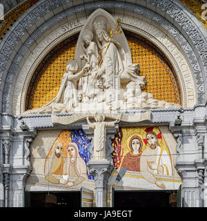 Francia, Hautes Pirenei, Santuario di Nostra Signora di Lourdes. Dettaglio della porta principale della Basilica di Nostra Signora del Rosario. Foto Stock