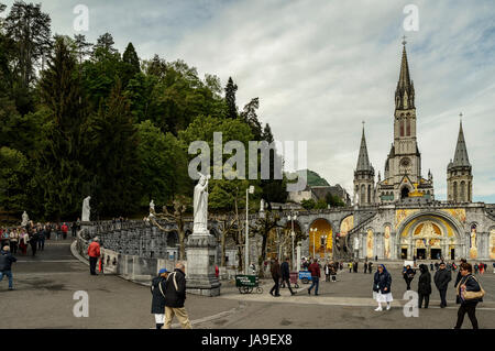 La cattedrale di Notre Dame du Rosaire de Lourdes presso il Santuario di Nostra Signora di Lourdes, Pirenei, Francia. Basilica di Nostra Signora del Rosario Foto Stock