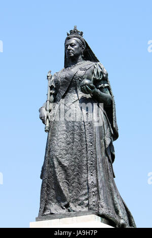 Statua, Inghilterra, regina, monumento, statua, Inghilterra, accappatoio, corona, regina, medaglia, Foto Stock