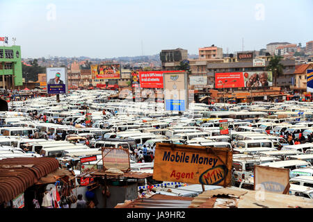 KAMPALA, UGANDA - Settembre 28, 2012. Centinaia di minibus taxi attendere nell'affollato centro stazione taxi a Kampala in Uganda nel settembre 28,2012. Foto Stock
