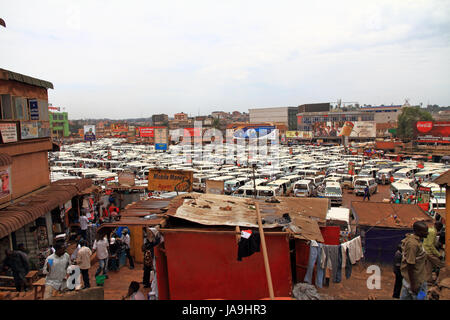 KAMPALA, UGANDA - Settembre 28, 2012. Persone negozio tra i fornitori che circonda la trafficata e affollate di taxi central park a Kampala in Uganda nel settembre 28,2012. Foto Stock