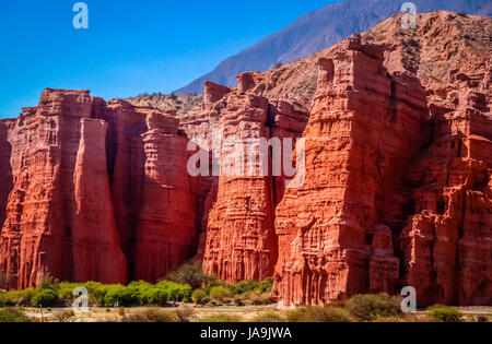 Splendide e imponenti formazioni rocciose chiamato giganti della Quebrada de Cafayate in Argentina del nord Foto Stock