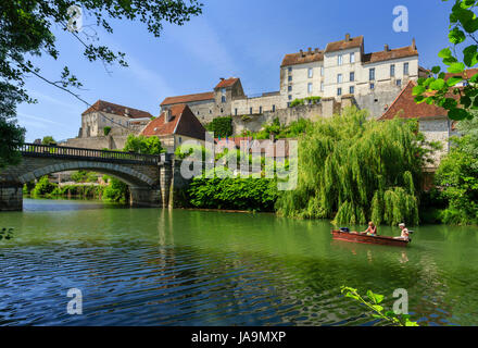 Francia, Haute Saône, Pesmes, etichettati Les Plus Beaux Villages de France (i più bei villaggi di Francia), e il fiume Ognon Foto Stock