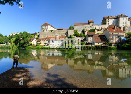 Francia, Haute Saône, Pesmes, etichettati Les Plus Beaux Villages de France (i più bei villaggi di Francia), e il fiume Ognon Foto Stock