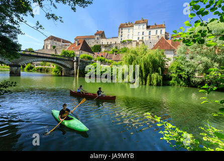 Francia, Haute Saône, Pesmes, etichettati Les Plus Beaux Villages de France (i più bei villaggi di Francia), e il fiume Ognon Foto Stock