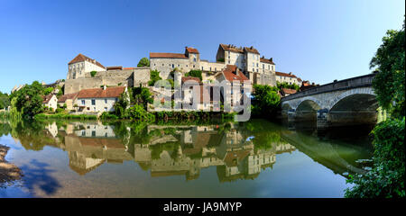 Francia, Haute Saône, Pesmes, etichettati Les Plus Beaux Villages de France (i più bei villaggi di Francia), e il fiume Ognon Foto Stock