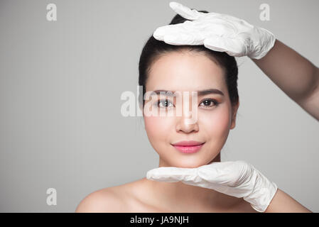 Bellezza viso. Bella Donna prima di un intervento di chirurgia plastica funzionamento cosmetologia. Foto Stock