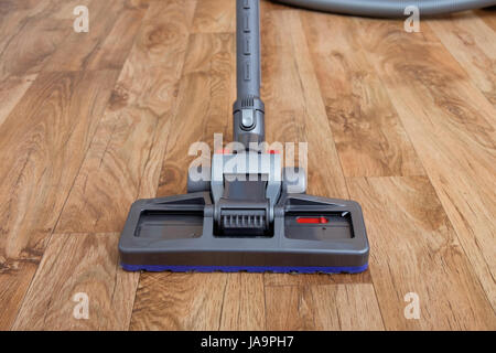 Aspirapolvere utilizzato su un parquet pavimento in legno Foto stock - Alamy