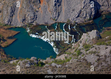 Vista aerea del canyon del fiume Krupa con cascate, Croazia Foto Stock