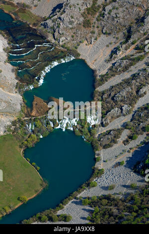 Vista aerea del canyon del fiume Krupa con cascate, Croazia Foto Stock