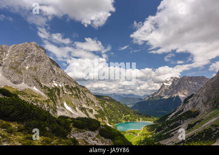 Vista panoramica del monte Zugspitze e il lago Seebensee. Coburger Hut, Tirolo, Austria Foto Stock