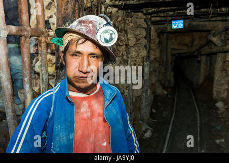 Potosi, Bolivia - Novembre 29, 2013: Un minatore all'ingresso della miniera di argento del Cerro Rico di Potosí, Bolivia. Foto Stock