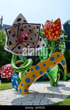 YAYOI KUSAMA - Matsumoto City Museum of Art - ospita una mostra di artista locale Yayoi Kusama intitolata l'eternità di eterna eternità da 14 Lug - 04 Nov 2012. All'arrivo i visitatori sono soddisfatte da grandi sculture tulip intitolato "visionario di fiori" - Matsumoto, Nagano Pefecture, Giappone - 28 lug 2012. Photo credit: George mento/IconicPix Foto Stock