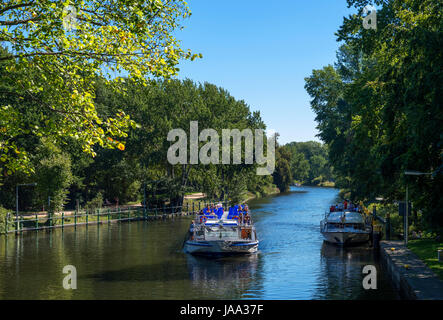 Crociera sul Fiume barca sul Canal Landwehr nel Tiergarten di Berlino, Germania Foto Stock