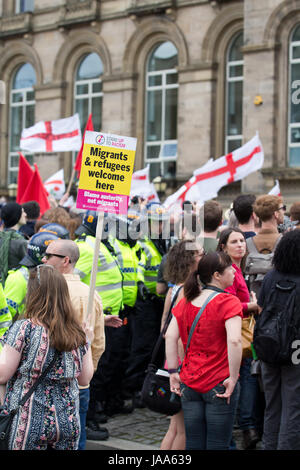 La polizia di tumulto marcia provare a controllare il rivale di estrema destra della Difesa inglese League (EDL) e anti-Fascismo membri in un rally in Liverpool City Centre Foto Stock