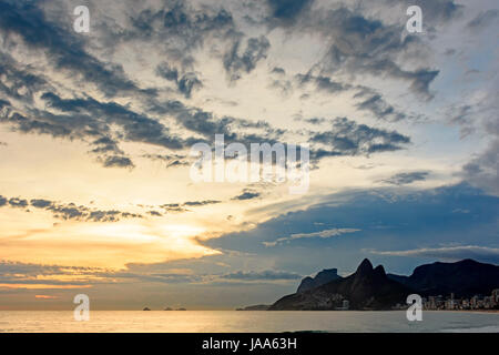 Tramonto a Arpoador, Ipanema e Leblon spiagge di Rio de Janeiro con la collina due fratelli e pietra Gávea in background Foto Stock