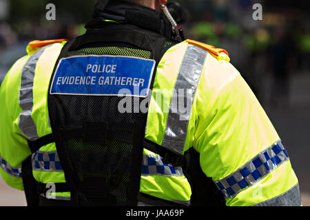 Poliziotto raccoglie prove video durante un raduno di estrema destra gruppo Inglese Lega di difesa e di una protesta da parte di gruppi antifascisti in Liverpool Regno Unito Foto Stock