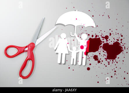 Famiglia il concetto di assicurazione. Chi detiene un ombrello la protezione di madre e bambino. Foto Stock