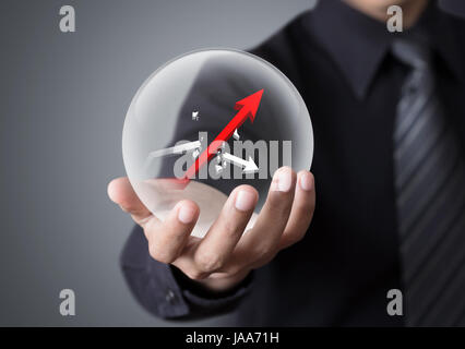 Imprenditore mantiene la sfera di cristallo con crescente il grafico rosso e bianco rotto grafico Foto Stock