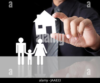 Man mano che tiene casa di carta con la famiglia, il concetto di assicurazione Foto Stock