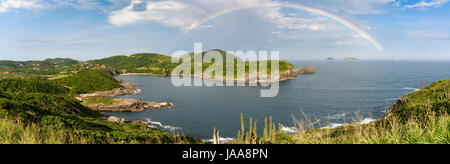 Rainbow sulla spiaggia di forno a Buzios, costa nord di Rio de Janeiro, Brasile Foto Stock