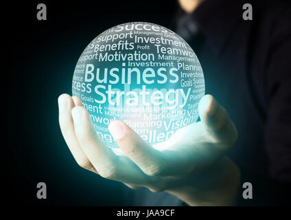 Imprenditore mano che illustra la strategia aziendale parola nella sfera di cristallo Foto Stock