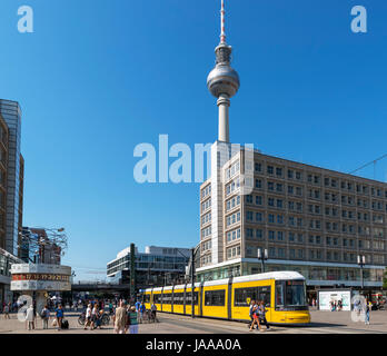 Alexanderplatz di Berlino. La Fernsehturm (torre della TV) da Alexanderplatz di Berlino, Germania Foto Stock