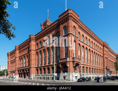 Il Rotes Rathaus (rosso Municipio), la sede del sindaco e governo della città, Rathausstrasse, Berlino, Germania Foto Stock