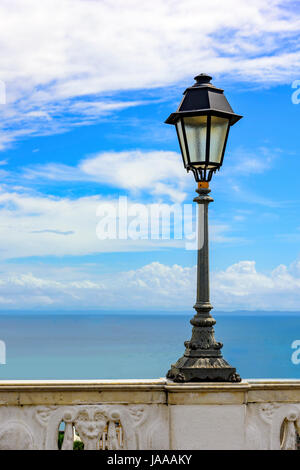 Urban lampioni sulle antiche mura con il mare sullo sfondo della città di Salvador, Bahia Foto Stock