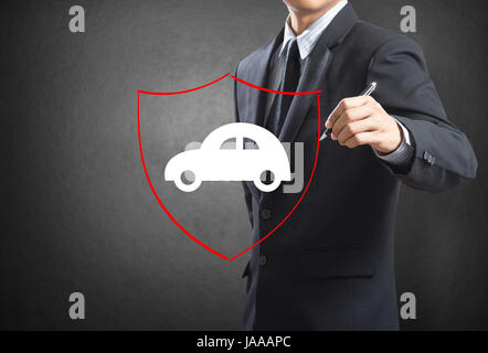 Uomo d'affari di disegno di protezione dello schermo auto auto, il concetto di assicurazione Foto Stock