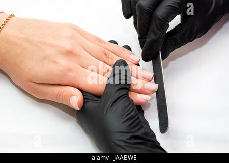 Donna facendo manicure salone di bellezza Foto Stock