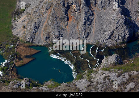 Vista aerea del canyon del fiume Krupa con cascate, Croazia Foto Stock