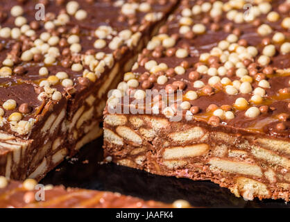 Cioccolato e caramelle mou croccanti fette. Foto Stock