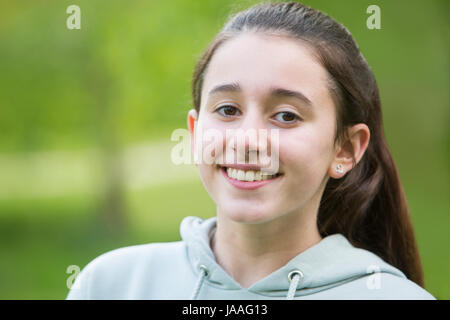 Ritratto di sorridere Pre Teen Girl all'aperto Foto Stock