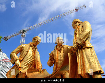 Il bronzo statua dorata di Boulton, Watt e Murdoch in Piazza Centernary, Birmingham, West Midlands, Inghilterra, Europa Foto Stock