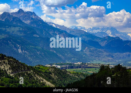 Mont Dauphin fort e fortificazioni nella Valle della Durance con vette circostanti del Parco Nazionale degli Ecrins Foto Stock