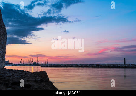 Faro al tramonto a Bari Foto Stock