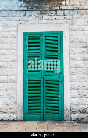 Una porta verde a Bari Foto Stock