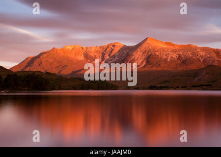 Beinn Eighe riflette sul Loch Clair presso sunrise Foto Stock