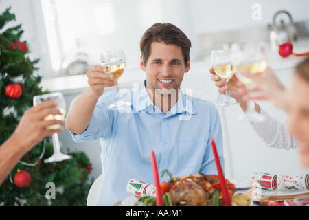 Famiglia la tostatura in cena di Natale in sala da pranzo Foto Stock