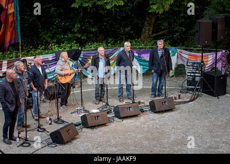 Fisherman's amici cantando in giardino Trebah anfiteatro in Cornovaglia. Foto Stock