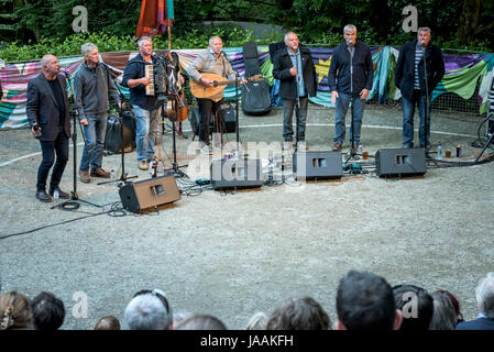 Fisherman's amici cantando in giardino Trebah anfiteatro in Cornovaglia. Foto Stock