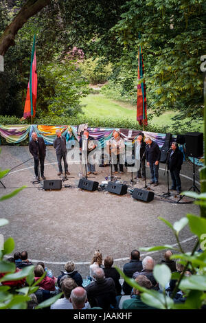 Fisherman's amici cantando in giardino Trebah anfiteatro in Cornovaglia. Foto Stock