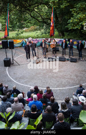 Fisherman's amici cantando in giardino Trebah anfiteatro in Cornovaglia. Foto Stock