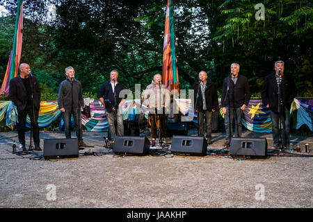 Fisherman's amici cantando in giardino Trebah anfiteatro in Cornovaglia. Foto Stock