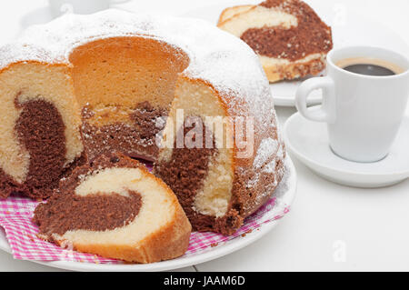 Tradizionali fatti in casa torta di marmo - Gugelhupf e tazza di caffè espresso Foto Stock