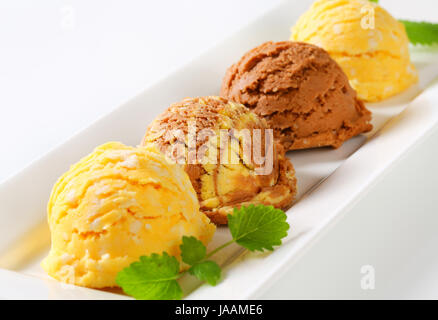 Palline di gelato sul piatto lungo Foto Stock