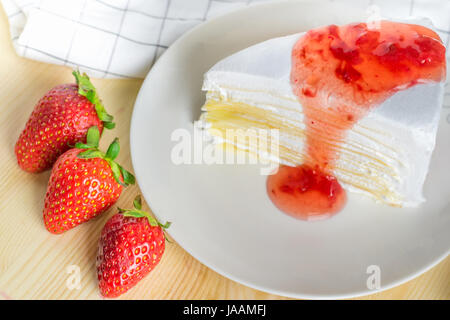 Closeup delizioso dessert freschi di sciroppo di fragole e salsa gustosa torta di crêpe ,il fuoco selettivo Foto Stock