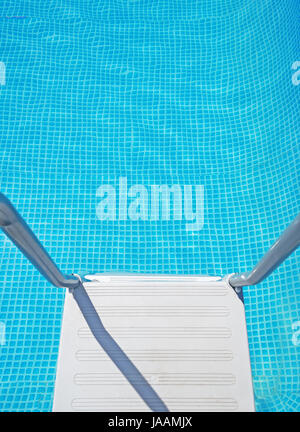 Scaletta per piscina e acqua visto da sopra Foto Stock